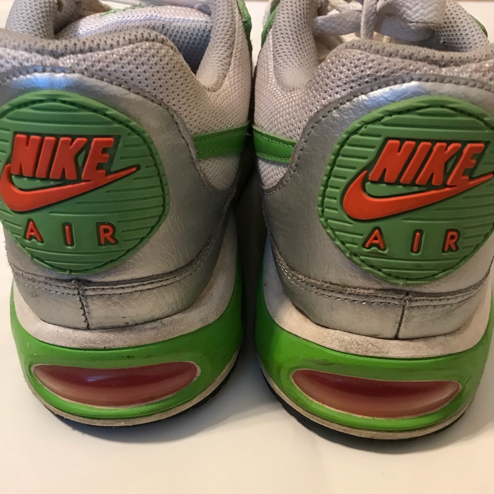 NIKE